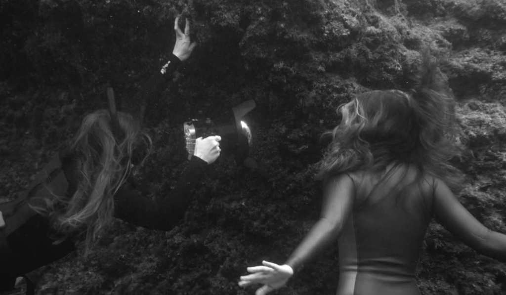Sabine M. Probst Saavedra filming Lea dor Fricke underwater